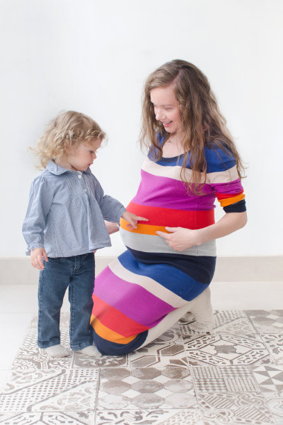 怀孕的母亲与孩子照相馆肖像图片下载