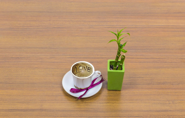 一杯咖啡的爱与绿色竹笋图片下载