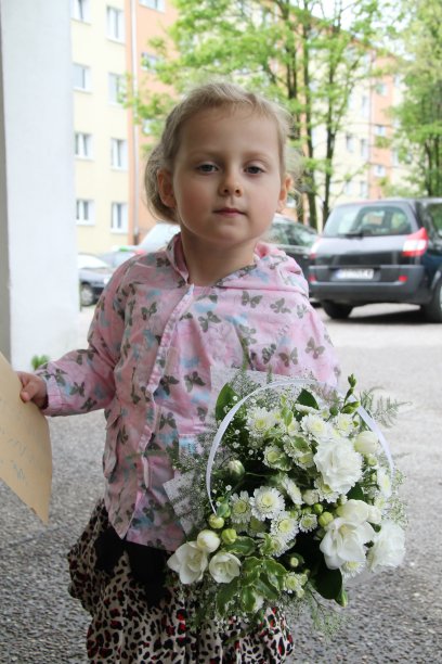 可爱女孩献上最美好的祝愿图片下载