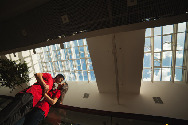 城市里的情侣图片下载