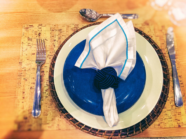 优雅的餐桌。图片下载