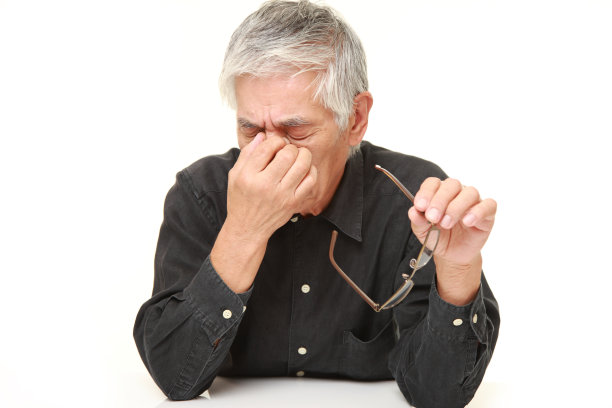 一名日本老年男子患有弱视图片下载