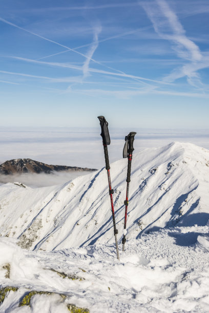 雪地里的登山杖图片下载