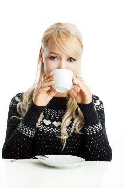 金发女人正在喝咖啡/茶图片下载