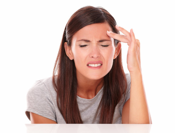 年轻女子双眼紧闭，痛苦不堪图片下载