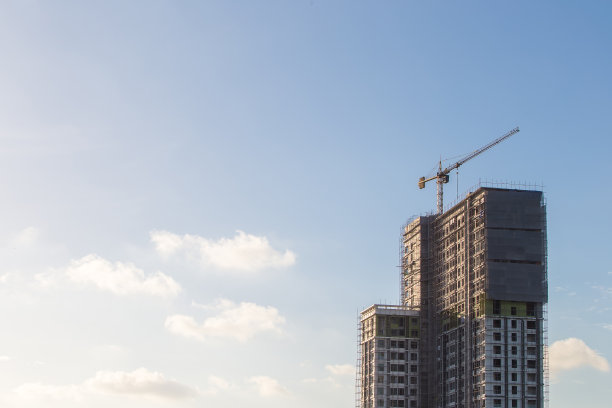 以城市为背景的建筑起重机图片下载