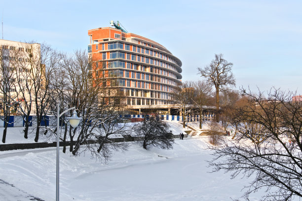 在尼兹尼湖上建设一个商业中心。加里宁格勒图片下载