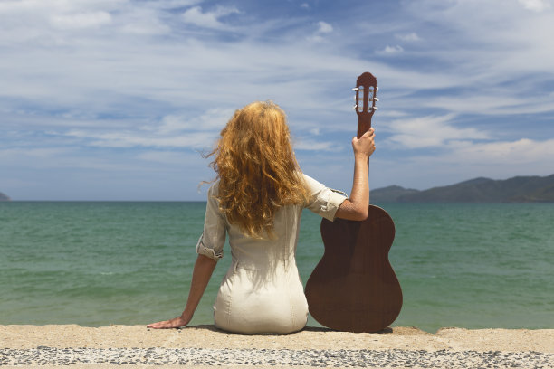 拿着吉他的女孩。图片下载