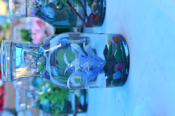 水杯里的塑料花颜色鲜艳漂亮图片下载