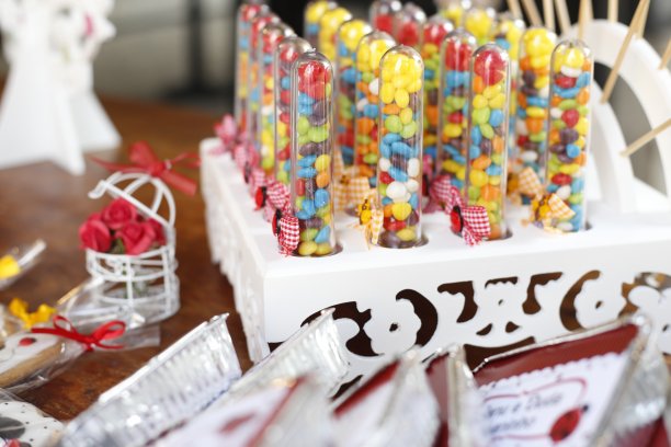 五颜六色的糖果装在塑料管里图片下载