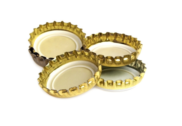 金属皇冠帽上的白色背景图片下载