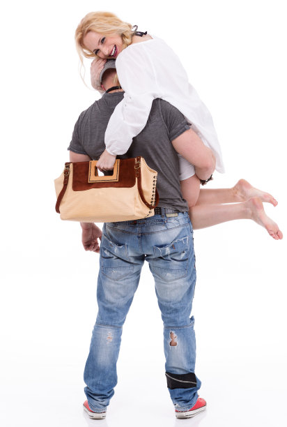 快乐的男人浪漫的抱着老婆图片下载