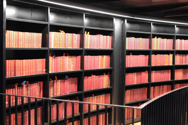 现代图书馆里的旧书。图片下载