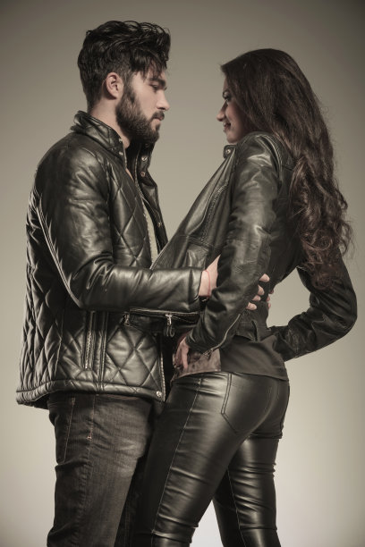 年轻时尚的男人和女人看着对方图片下载