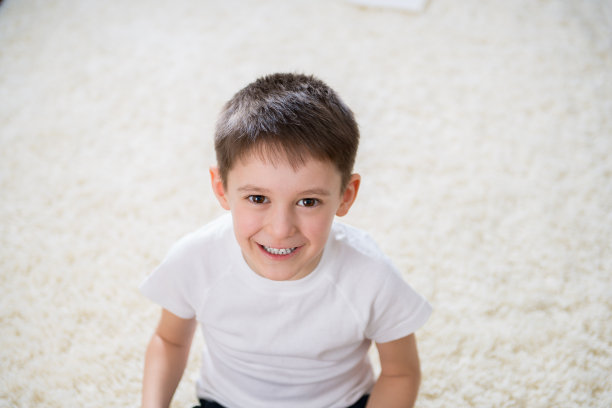 微笑的男孩室内图片下载