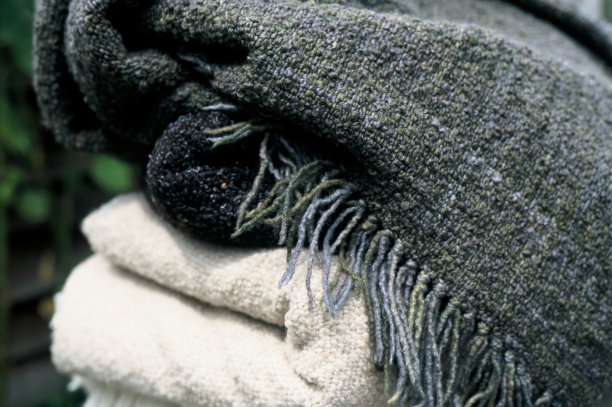 编织毛毯在户外设置图片下载