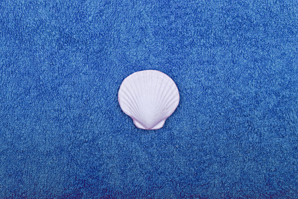 蓝色毛巾上的香皂图片下载