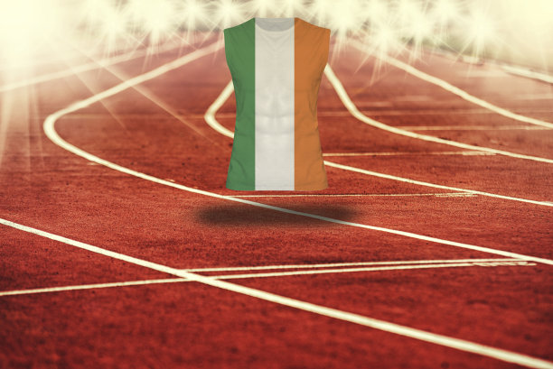 衬衫上有爱尔兰国旗的红色跑道图片下载