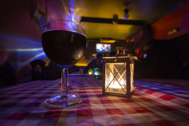 一杯红酒，一支蜡烛图片下载