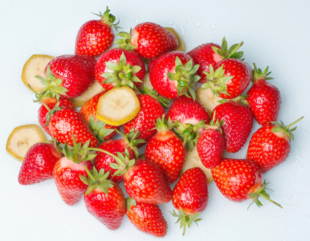 鲜嫩多汁的红莓配香蕉图片下载