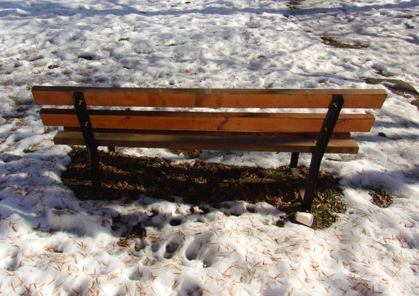 雪地里的公园长椅图片下载