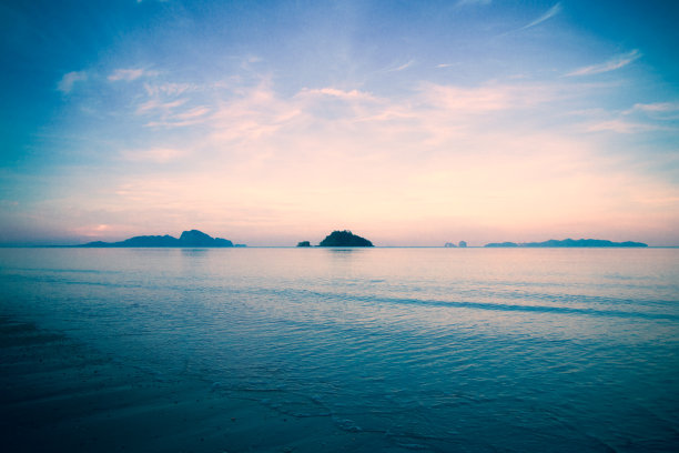 早上的海滩。图片下载