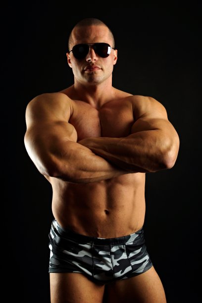 英俊的肌肉发达的男人图片下载