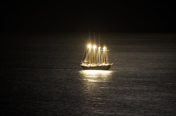 夜海中的帆船图片下载