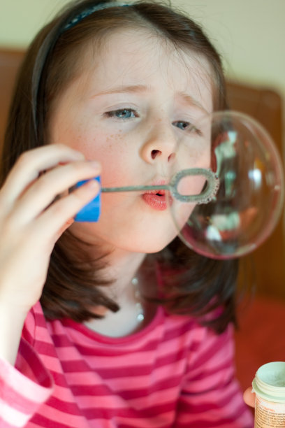女孩吹泡泡图片下载