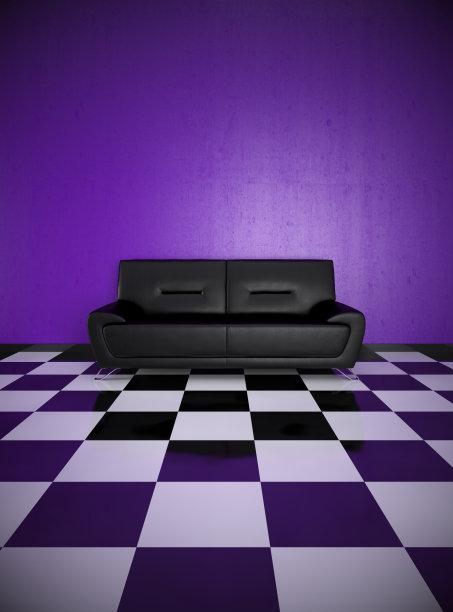 黑色沙发对着紫色墙壁在方格表面图片下载