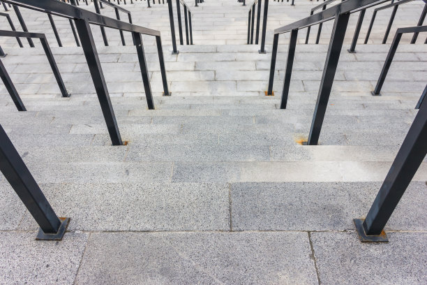 黑色金属栏杆的石阶图片下载