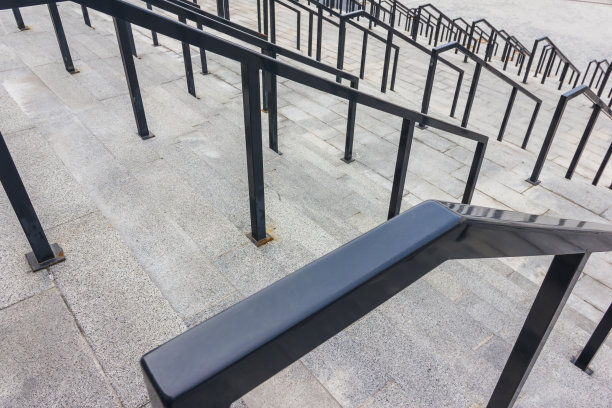 黑色金属栏杆的石阶图片下载