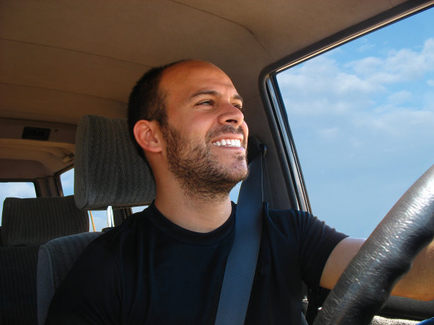 男人开车的快乐图片下载