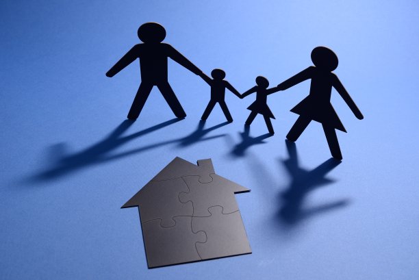 剪纸的家庭插图与拼图屋图片下载