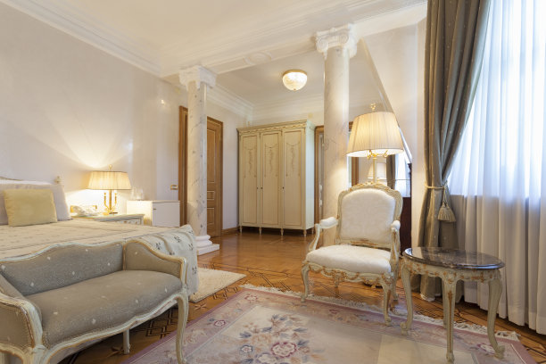 室内是一间古典风格的豪华卧室图片下载