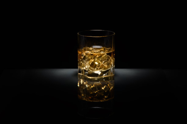 奢侈的威士忌酒杯静物生活图片下载