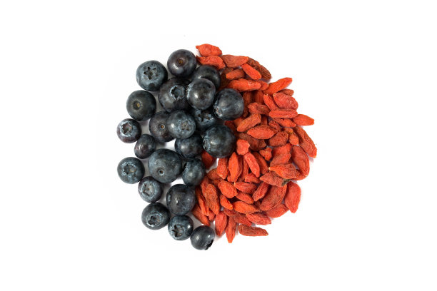 枸杞和蓝莓呈阴阳形状图片下载