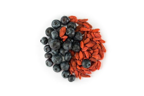 枸杞和蓝莓呈阴阳形状图片下载