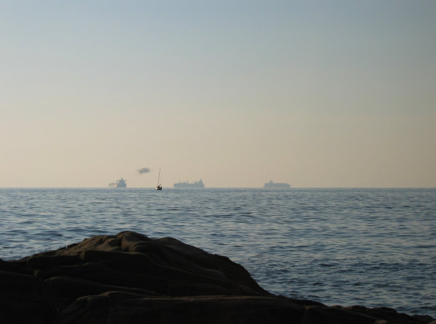 地中海的货船图片下载