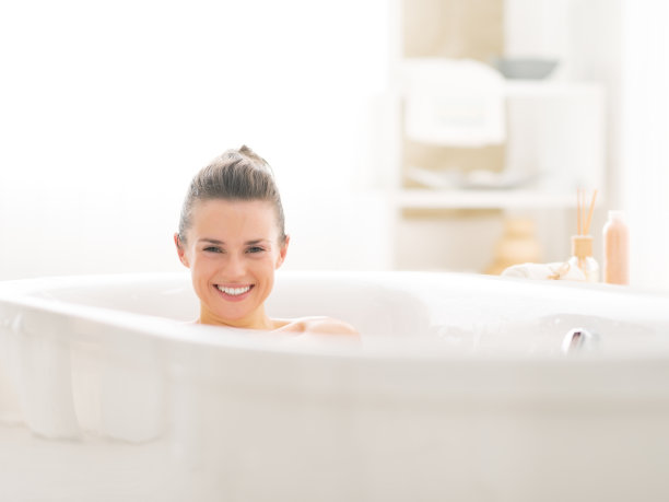 年轻女子躺在浴缸里图片下载