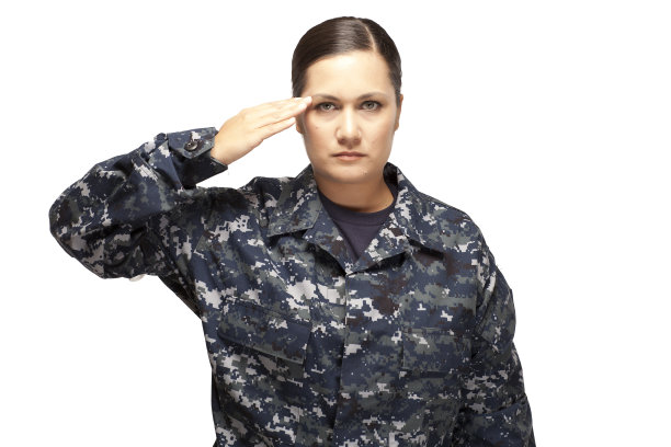 女海军军官正在敬礼图片下载