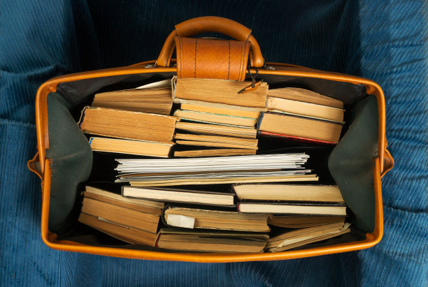 旧箱子里的书有复古的效果图片下载