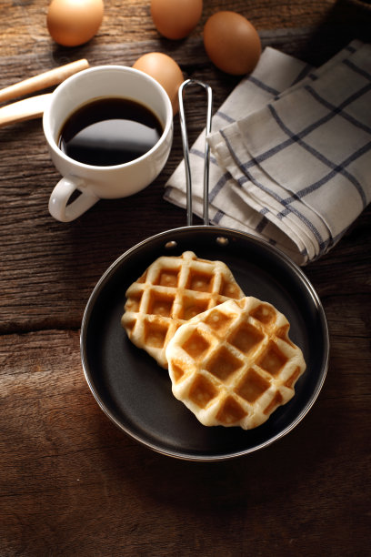 新鲜的华夫饼和热咖啡的早餐和鸡蛋图片下载