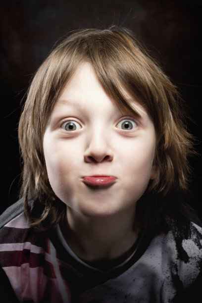 金发男孩做鬼脸图片下载