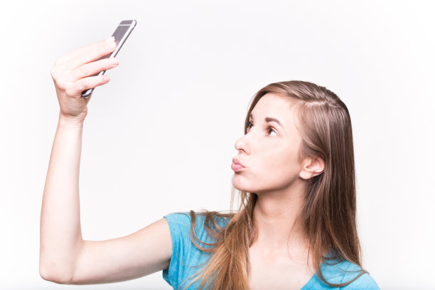 微笑的小女孩自拍照片白色的背景图片下载