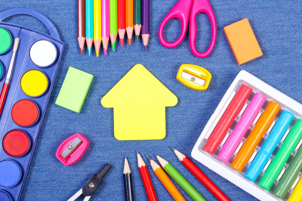 学校用品和建筑形状以牛仔裤为背景图片下载