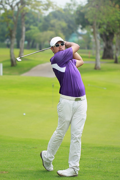 亚洲高尔夫球手完成挥杆图片下载