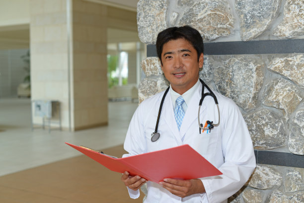 微笑的亚洲医生图片下载