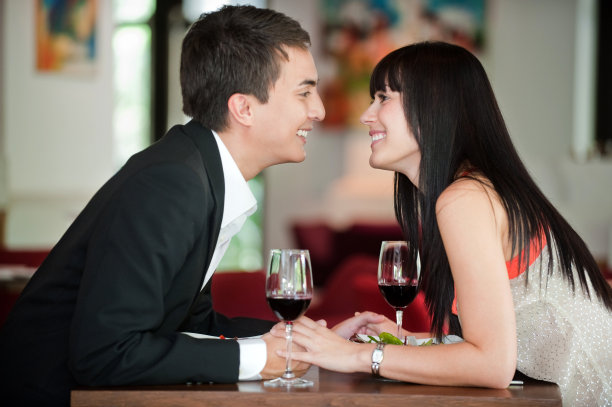 情侣餐前接吻图片下载