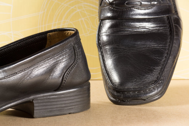 用过的黑色休闲鞋图片下载